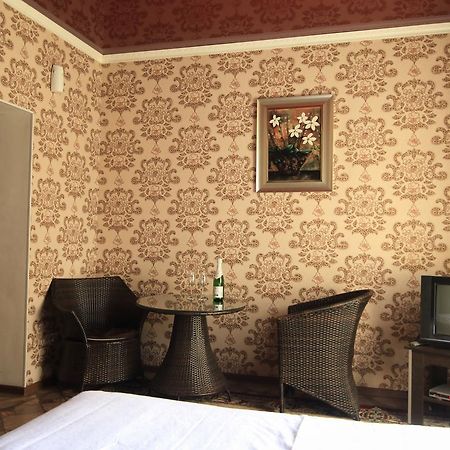 Carzone Motel บิชเคก ภายนอก รูปภาพ